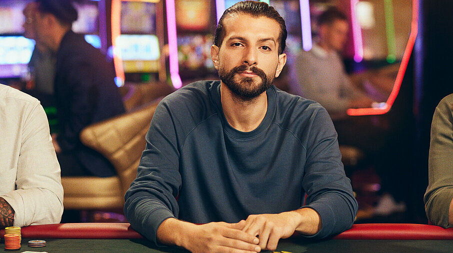Dame und zwei Herren spielen Poker bei Casinos Austria
