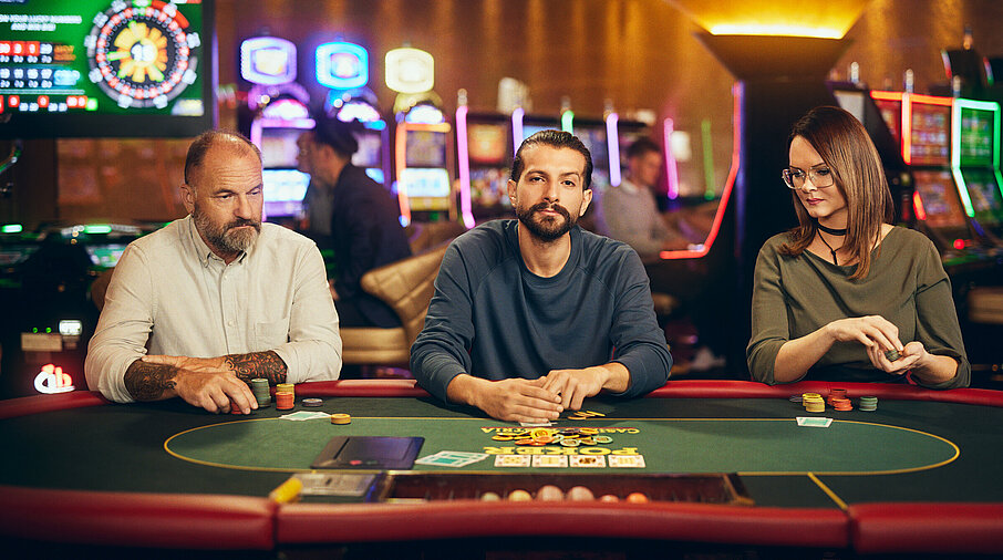 Dame und zwei Herren spielen Poker bei Casinos Austria