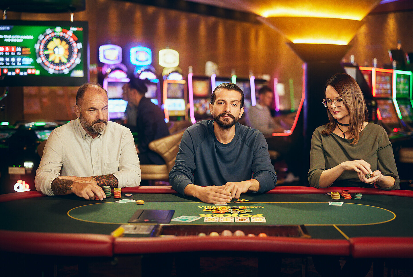 Dame und zwei Herren spielen Poker bei Casinos Austria