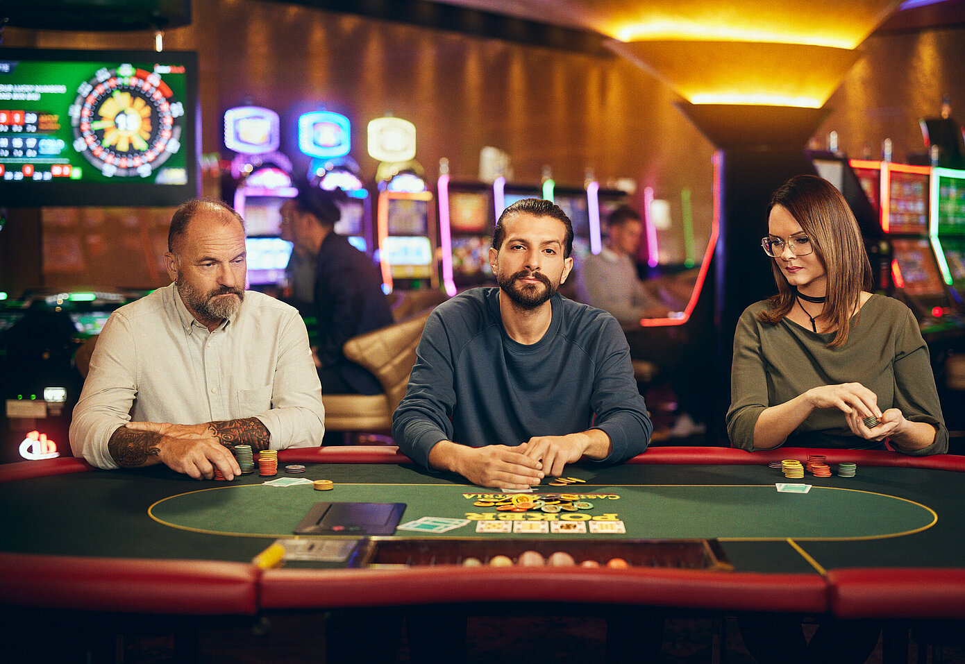 Dame und zwei Herren spielen Poker bei Casinos Austria