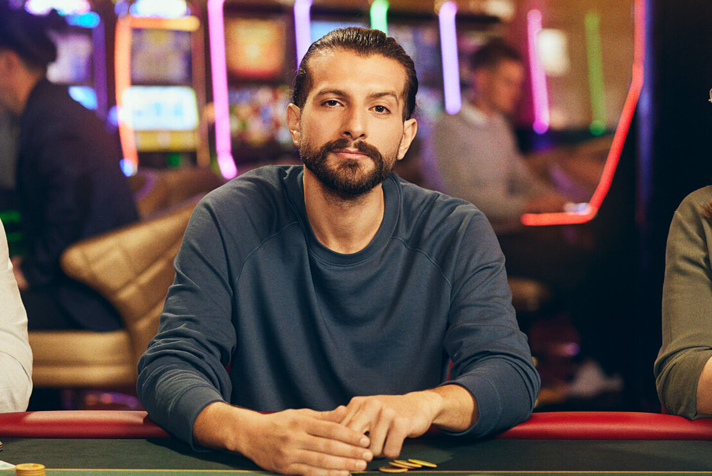 Dame und zwei Herren spielen Poker bei Casinos Austria