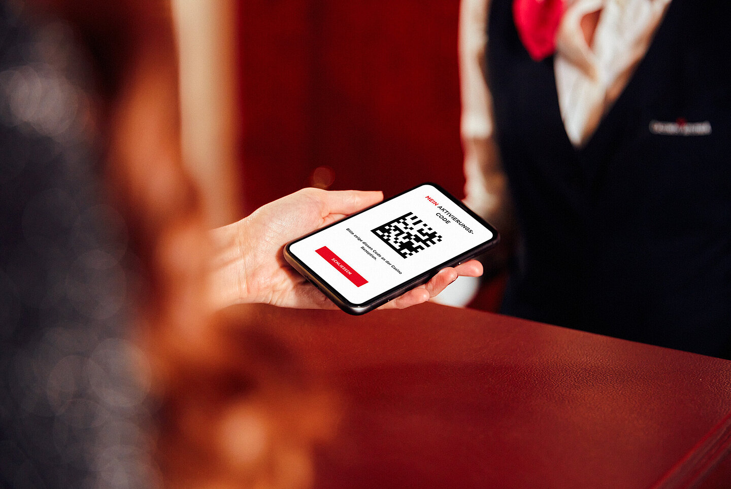Handy mit Barcode an Rezeption