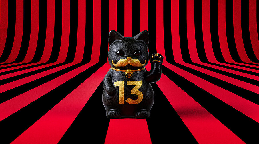 13er Glückskatze mit Moustache auf rot-schwarz-gestreiftem Hintergrund