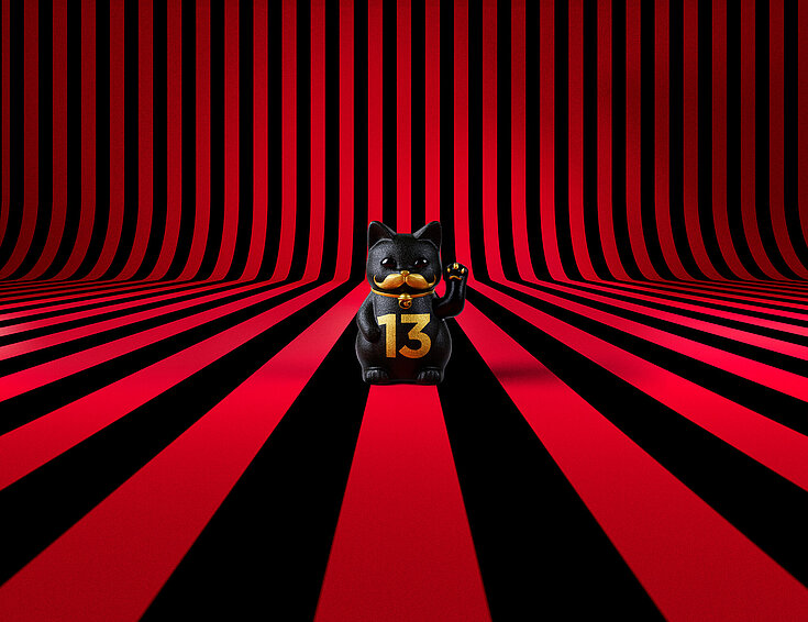 13er Glückskatze mit Moustache auf rot-schwarz-gestreiftem Hintergrund