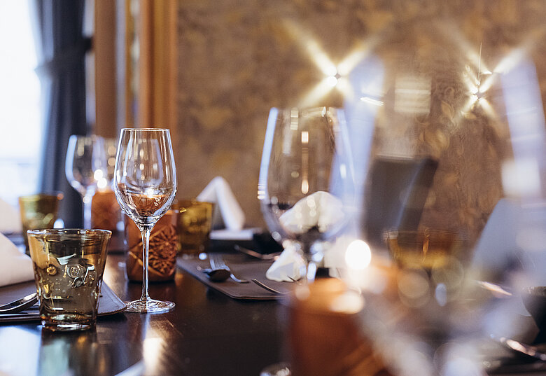 Dekoratives Bild des Casino Restaurant Graz mit einem gedeckten Tisch.