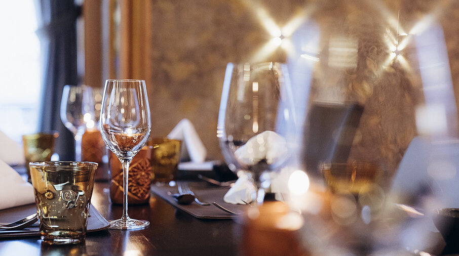 Dekoratives Bild des Casino Restaurant Graz mit einem gedeckten Tisch.