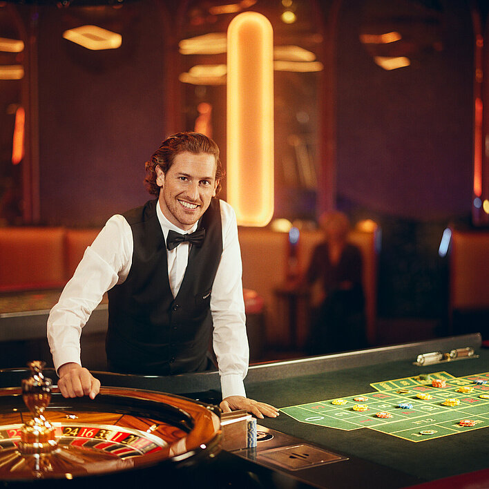 Croupier am Roulette Tisch