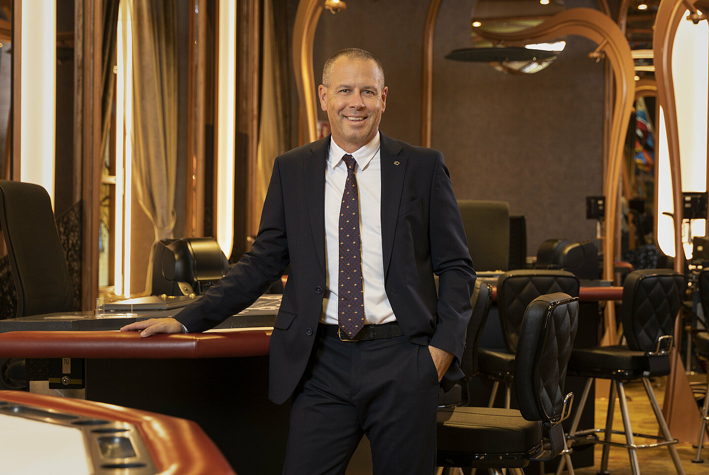 Casino Graz Direktor Haderer bei den Black Jack Tischen