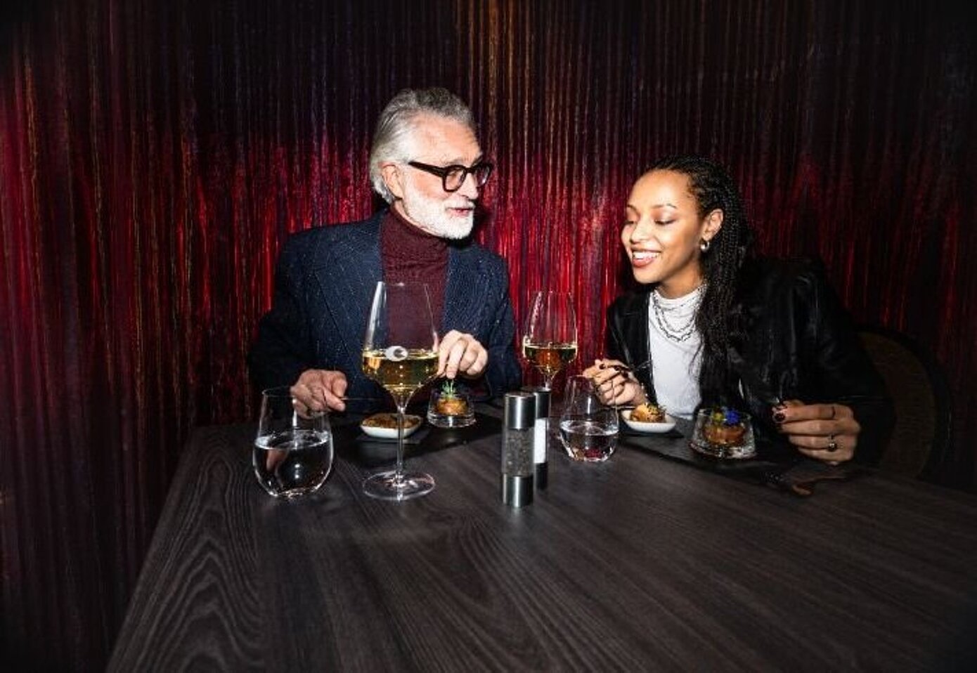 Mann und Frau essen zu Abend