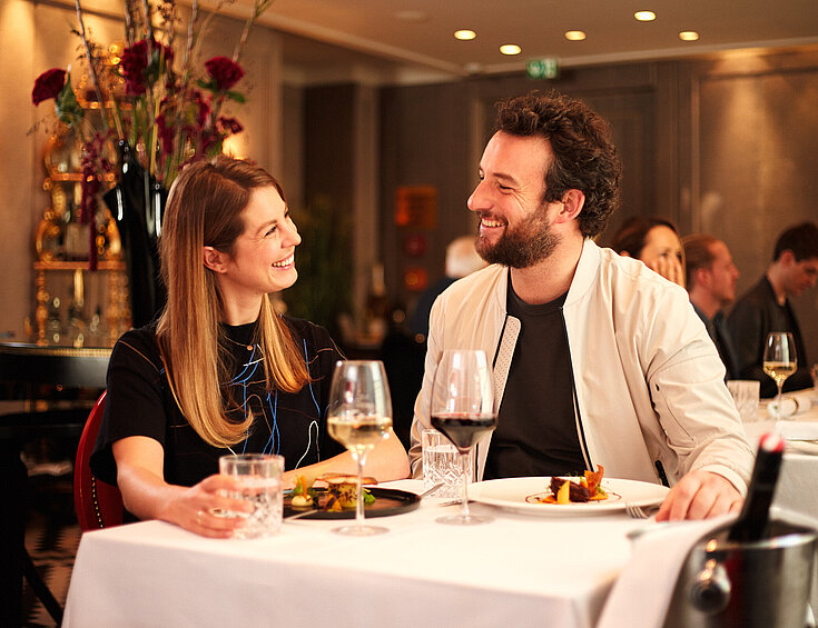 Casinos Austria Restaurant Model Paar beim Flirten