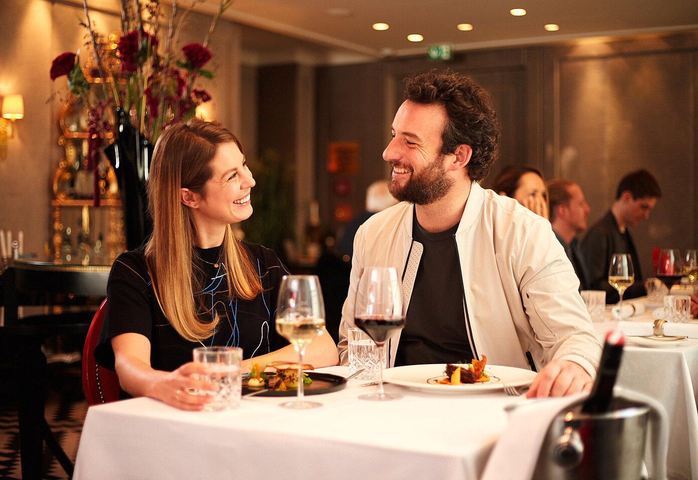 Restaurant Model Paar beim Flirten