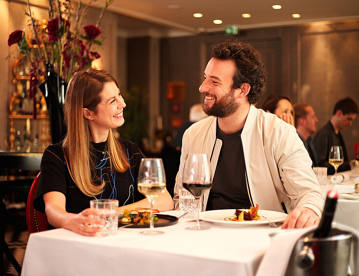 Casinos Austria Restaurant Model Paar beim Flirten