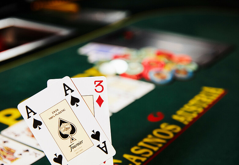 Poker-Karten Ass und Drei Casinos Austria Poker-Tisch
