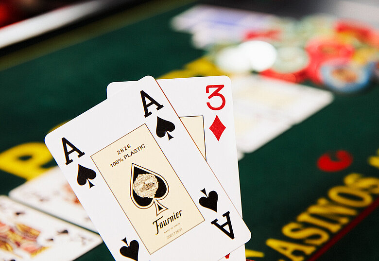 Poker-Karten Ass und Drei Casinos Austria Poker-Tisch