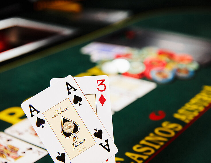 Poker-Karten Ass und Drei Casinos Austria Poker-Tisch