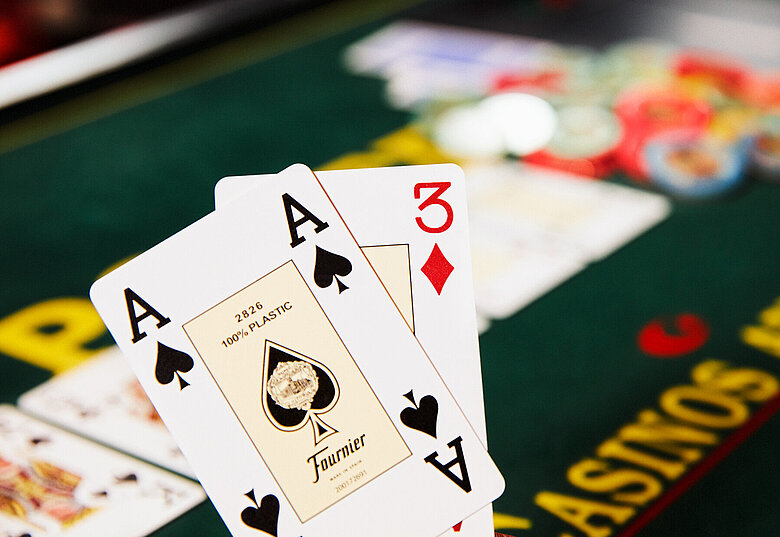 Poker-Karten Ass und Drei Casinos Austria Poker-Tisch