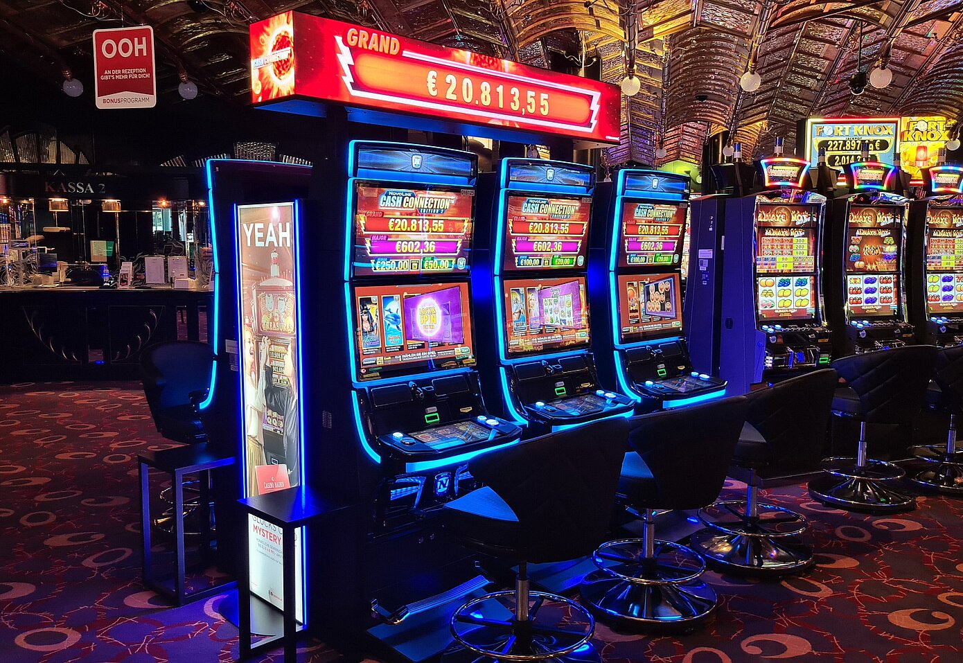 Drei Cash Connection Automaten im Spielsaal 