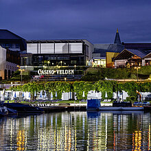 Casino Velden Außenansicht bei Nacht