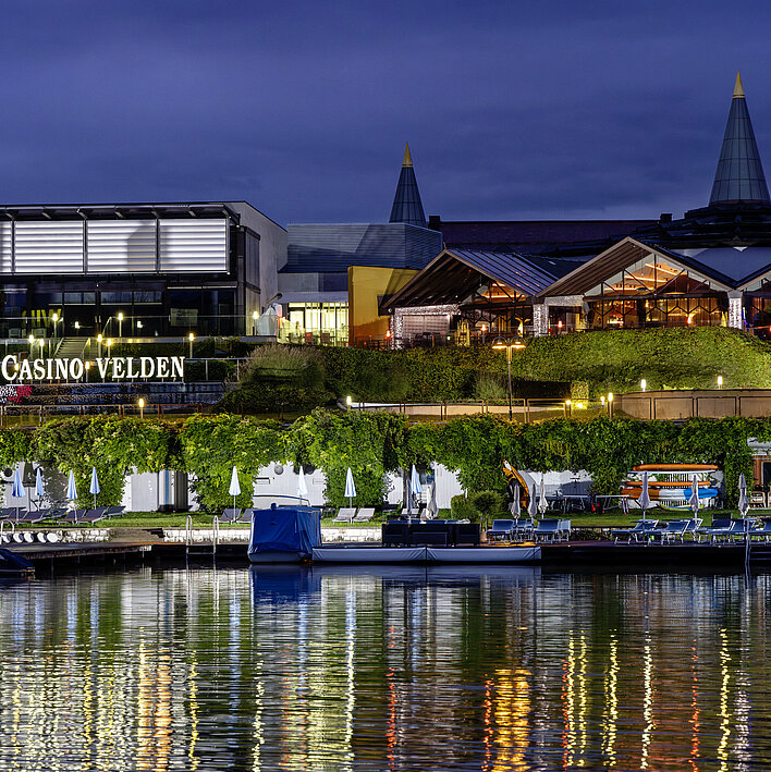 Casino Velden Außenansicht bei Nacht