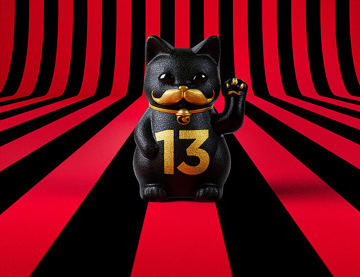 13er Glückskatze mit Blumen und Korb auf rot-schwarz-gestreiftem Hintergrund