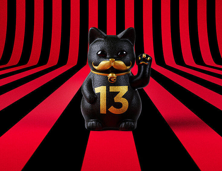 13er Glückskatze mit Blumen und Korb auf rot-schwarz-gestreiftem Hintergrund