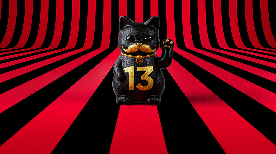 13er Glückskatze mit Blumen und Korb auf rot-schwarz-gestreiftem Hintergrund