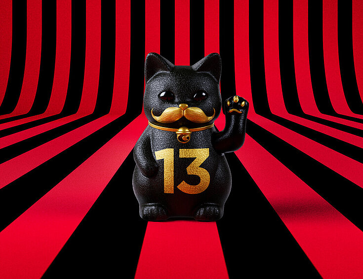 13er Glückskatze mit Blumen und Korb auf rot-schwarz-gestreiftem Hintergrund