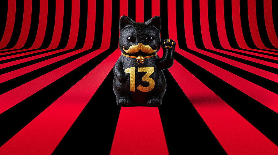 13er Glückskatze mit Blumen und Korb auf rot-schwarz-gestreiftem Hintergrund