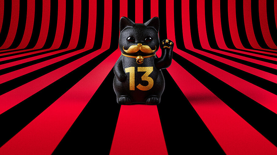 13er Glückskatze mit Blumen und Korb auf rot-schwarz-gestreiftem Hintergrund