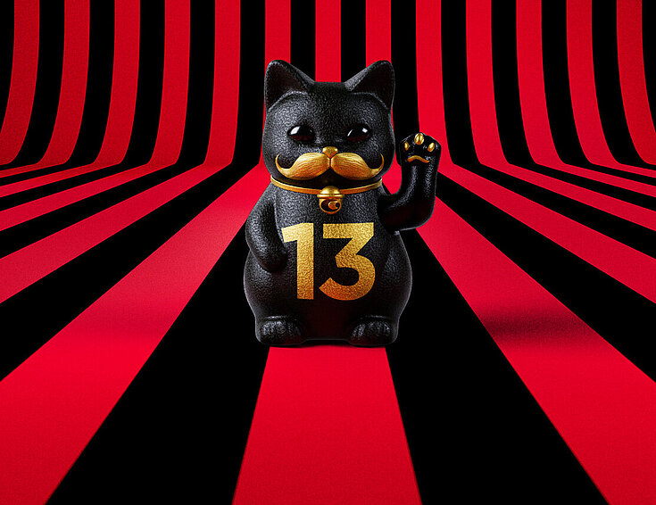 13er Glückskatze mit Blumen und Korb auf rot-schwarz-gestreiftem Hintergrund