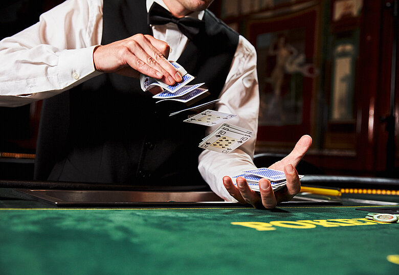 Poker Dealer mischt Karten