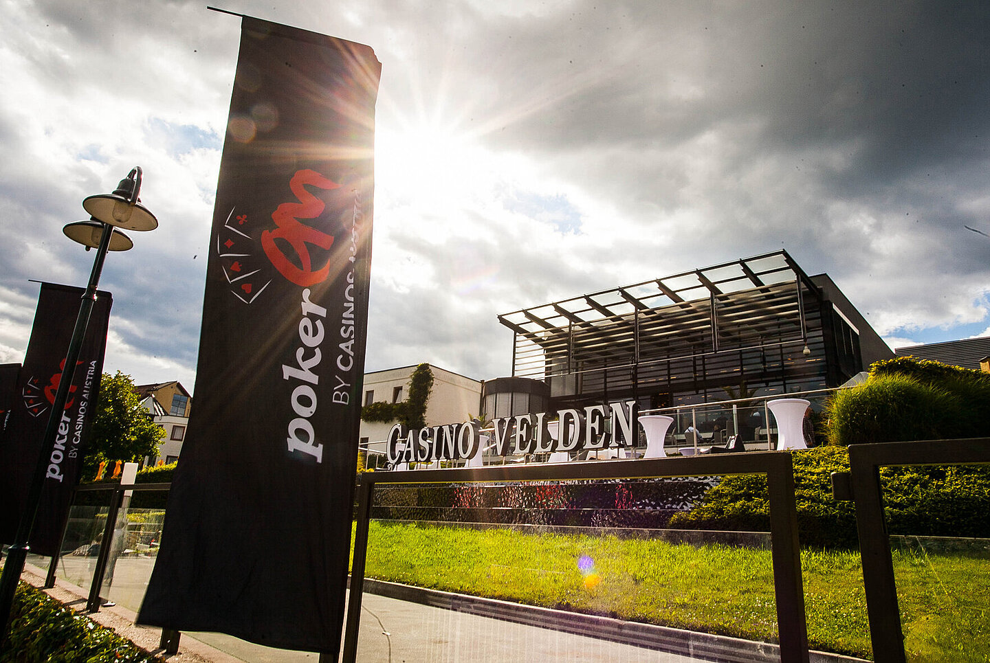 Casino Velden Seeterrasse mit Poker EM Flaggen