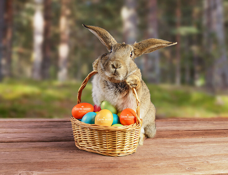 Shutterstock Osterhase mit einem Korb voller bunter Eier