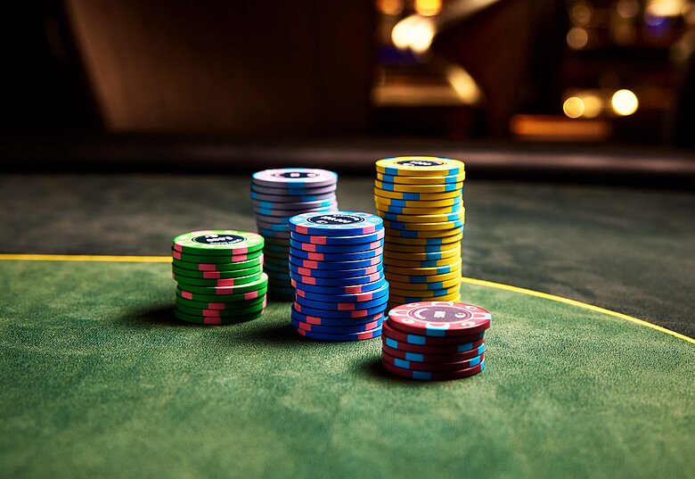 Jeton Stapel auf Pokertisch 