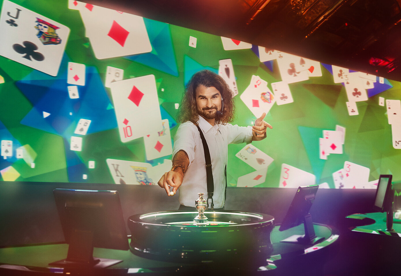 Croupier auf Bühne mit Hintergrund Bildschirm Xperience Zone