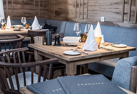 Gedeckte Tische im Restaurant Puradies Leogang 