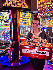 Casino Direktorin Roseneder mit dem Gewinnerscheck