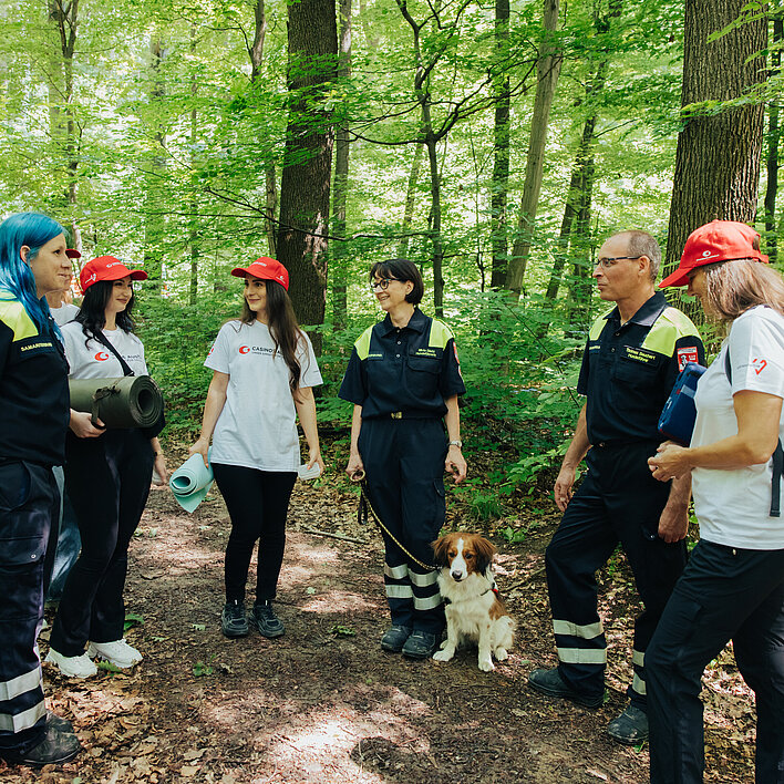 Casino Baden Mitarbeiter:innen mit Samariterbund Hundestaffel Purkersdorf im Wald