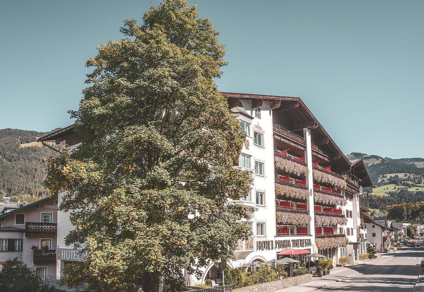 Hotel Maria Theresia Kitzbühel Außenansicht im Sommer