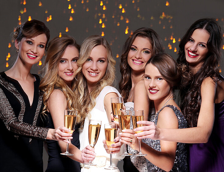 (c) Shutterstock Ball, feiernde Personen