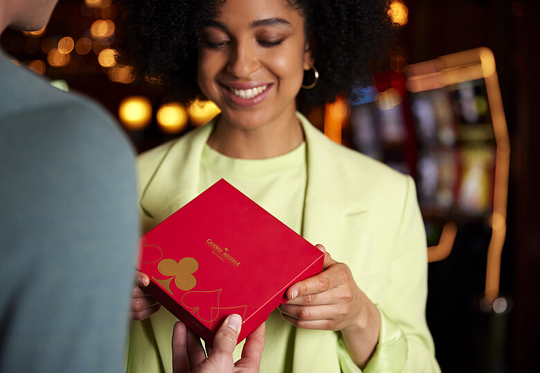 Paar mit roter Casino Geschenkbox
