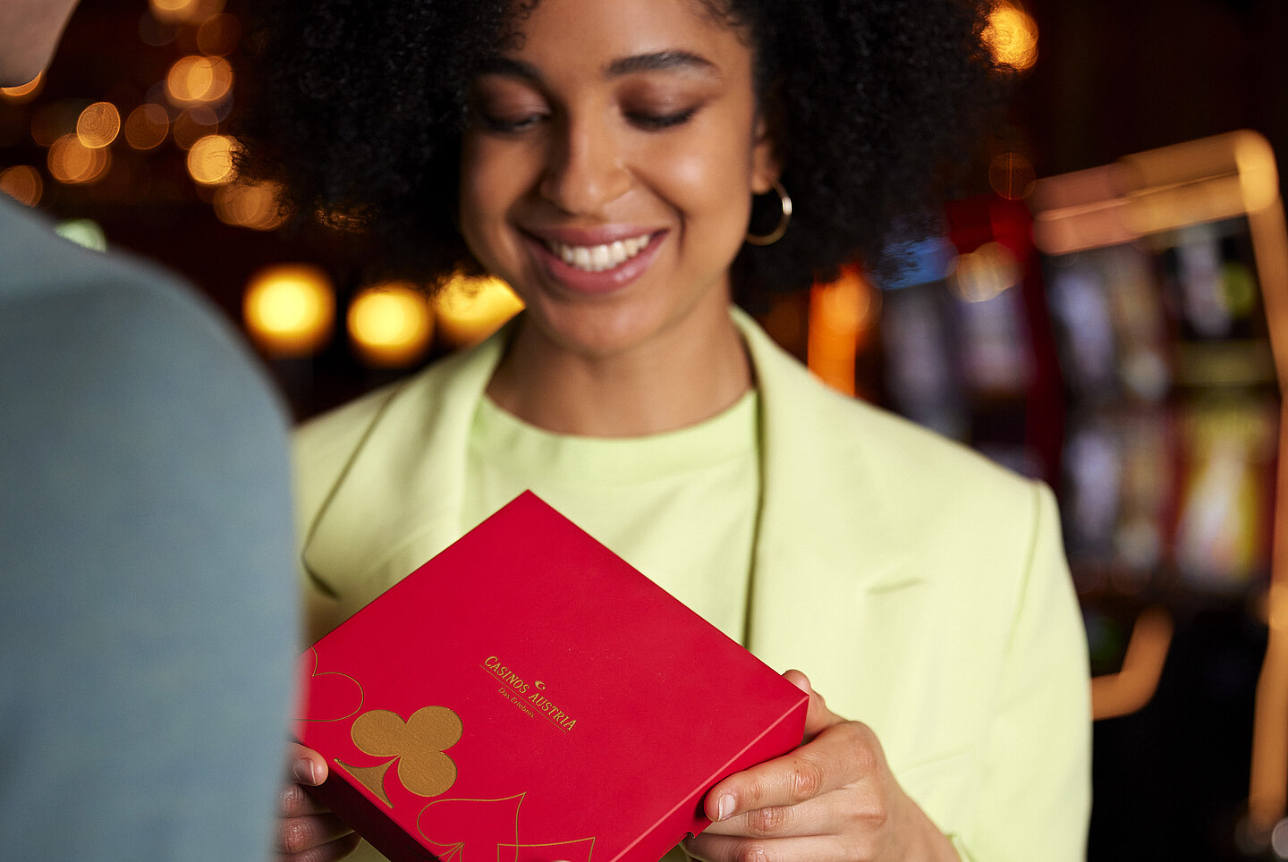 Paar mit roter Casino Geschenkbox