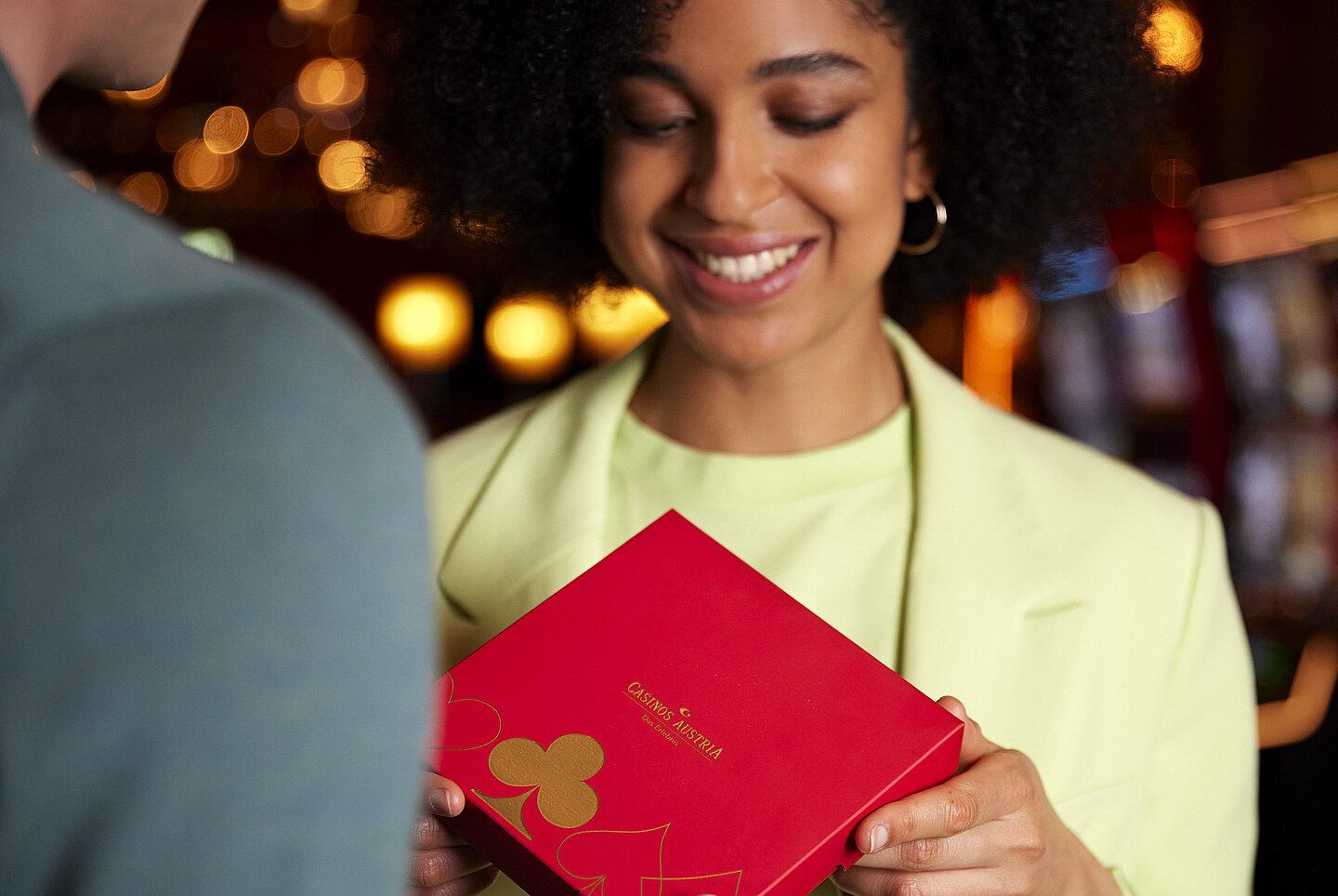 Paar mit roter Casino Geschenkbox
