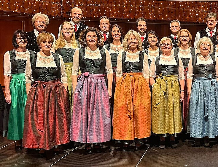 Mehrere Musiker:innen des Singkreis Köttmannsdorf stehen nebeneinander