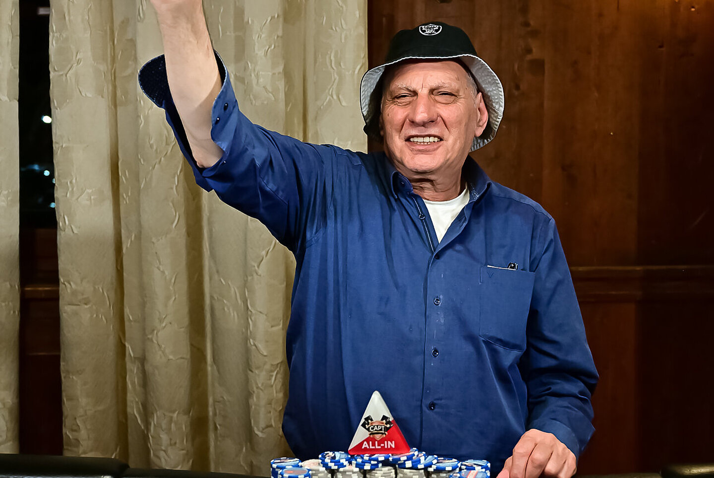 Limit Seven Card Stud Championship Gewinner, Mann mit Pokal, Jetons