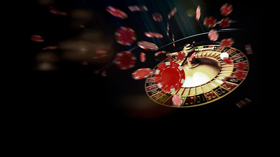 Roulette-Kessel mit fliegenden Jetons auf dunklem Hintergrund Xperience Day Key-Visual