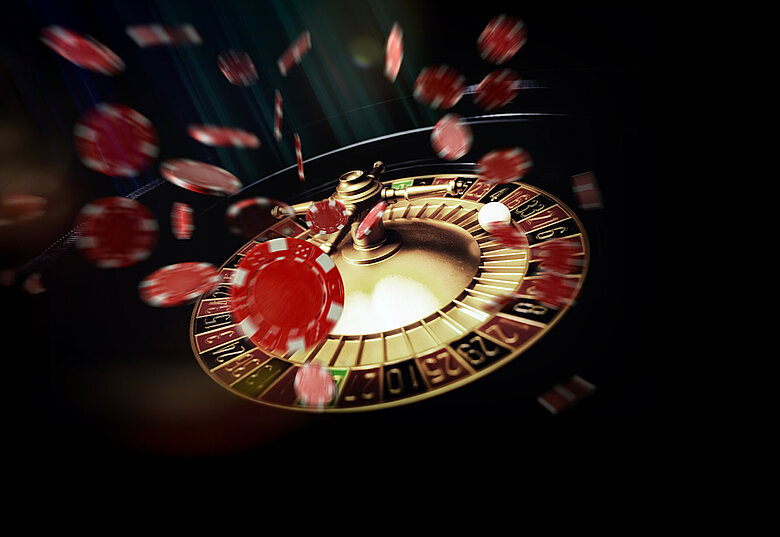 Roulette-Kessel mit fliegenden Jetons auf dunklem Hintergrund Xperience Day Key-Visual