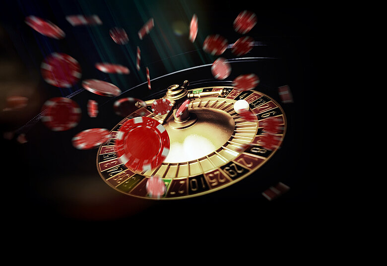 Roulette-Kessel mit fliegenden Jetons auf dunklem Hintergrund Xperience Day Key-Visual