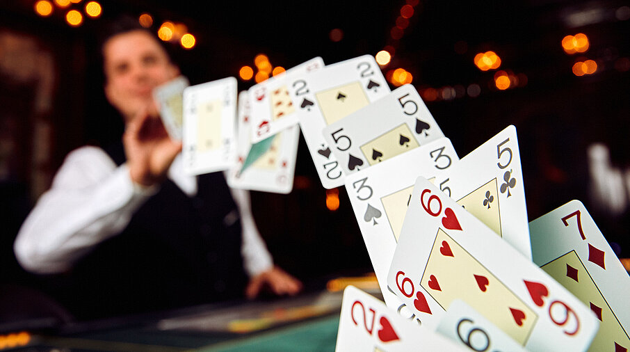 Poker Dealer fliegende Karten