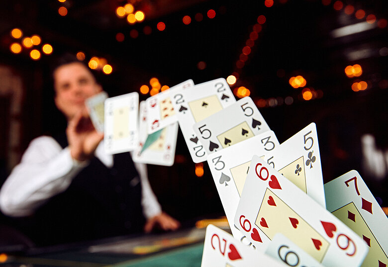 Poker Dealer fliegende Karten